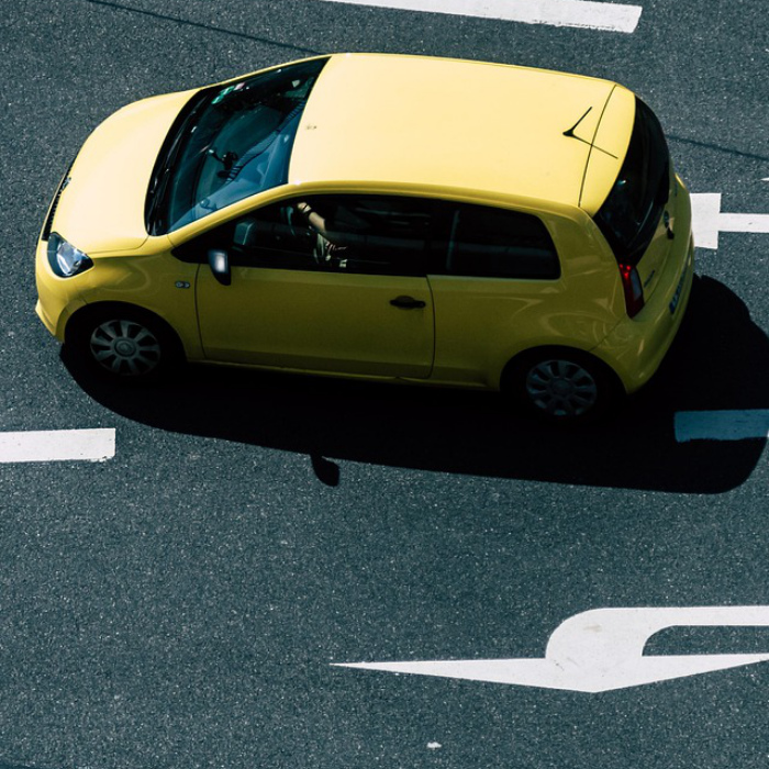 Carro amarelo para demonstração de seguro automotivo